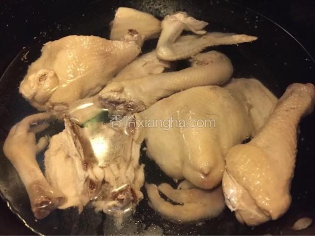 剁成小块，冷水下锅焯去血污
