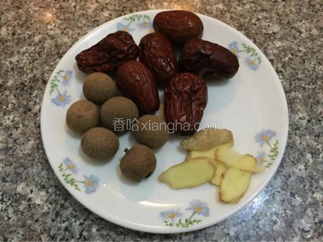 准备大枣，桂圆去壳，姜切片，枸杞子备用
