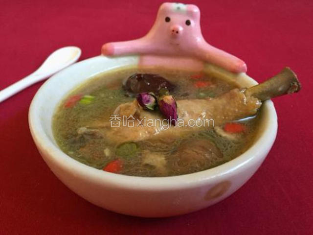 撒适量盐，美味的红枣桂圆鸡汤就做好了，撒少许葱绿点缀，味道甘甜，美容养颜。
