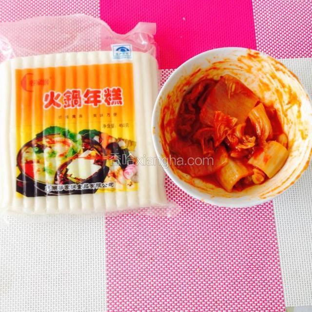 准备好主料，年糕，辣白菜