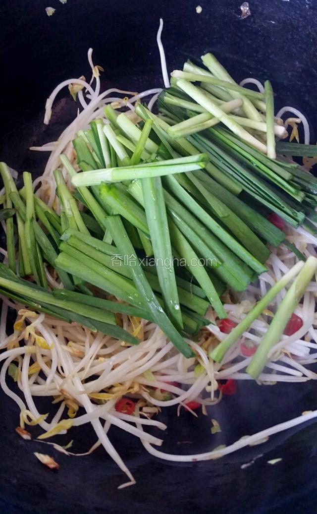 接着倒入韭菜，翻炒至韭菜稍微变软