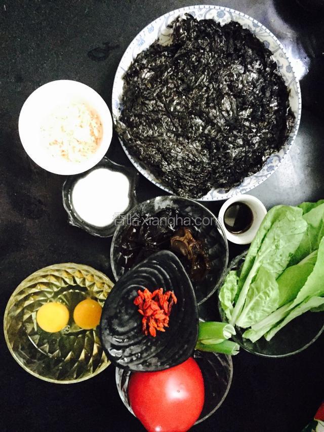 准备所用所有食材：
紫菜完整一片《泡好沥水放入碗里备用》
青菜叶3颗《洗净切好备用》
野生枸杞，一勺《泡发备用》
西红柿一个《切好放入碗里备用》
鸡蛋2个。《打开放入碗中备用》
虾米《用水洗净，沥水放入碗里备用》
醋:5克《放入碗中》
香油3克《和醋一起放入碗里》
鸡精2克《准备好和盐一起放入碗里》
盐适量《放入碗里》
水淀粉30克《加水一起是50克》
十三香《和鸡精盐放一起》
胡椒粉《最后出锅时放》