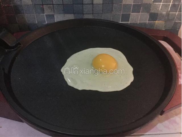 火腿煎热，鸡蛋煎熟
