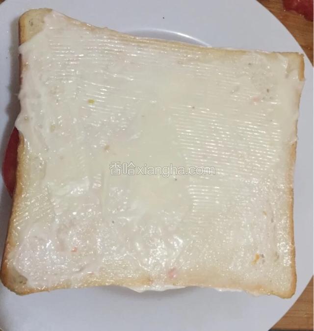 盖上第二片面包片，涂满沙拉酱

