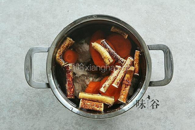 将全部材料和姜片放进汤锅，加入适量清水。大火煲至水开后转慢火煲1个半小时。