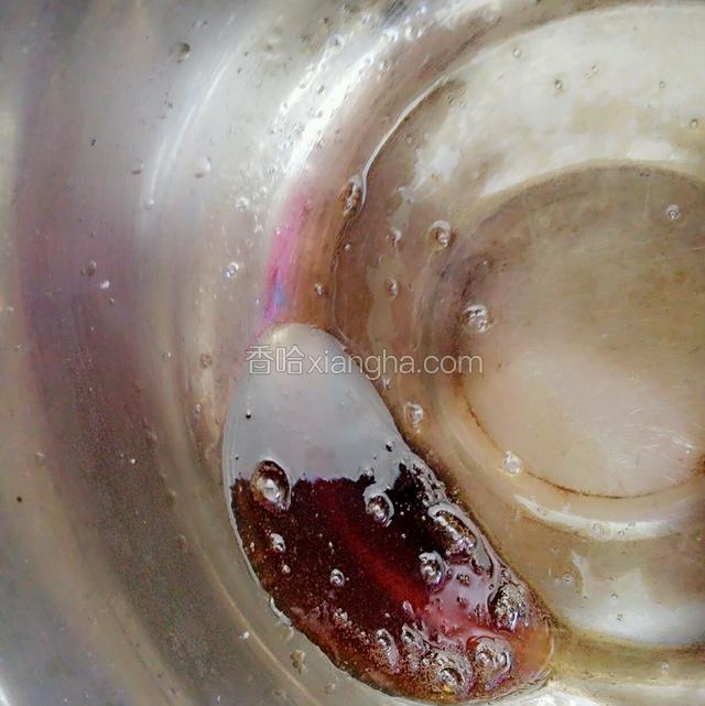 小火加热至成焦糖色