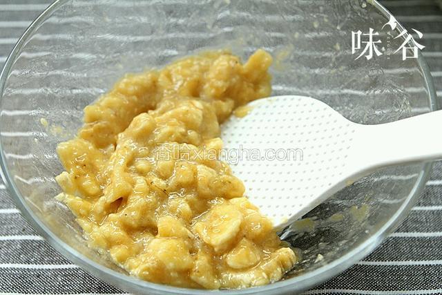 香蕉用勺子压碎。
