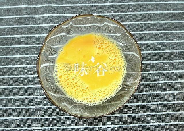 鸡蛋打成蛋液。
