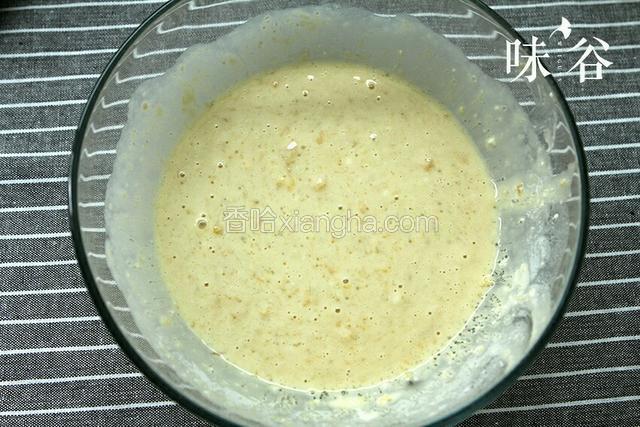 牛奶，香蕉，蛋液，面粉混合一起搅拌均匀放入砂糖搅拌。
