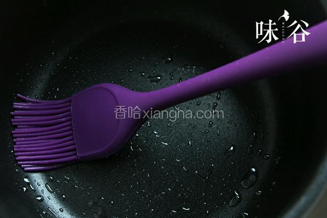 电饭锅刷上一层油，一点就行。
