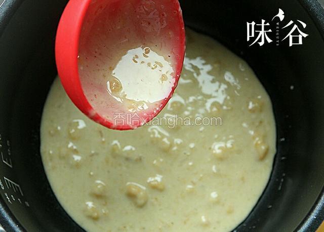 倒一勺进锅内，喜欢簿点的就倒少点，摊开面浆后按下煮饭键。
