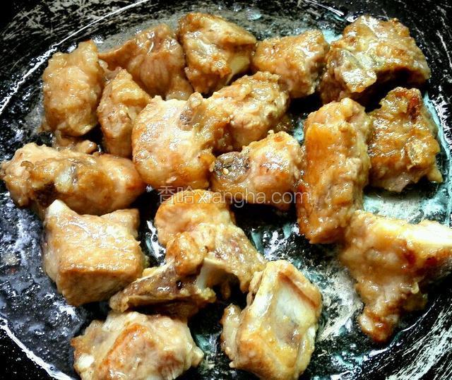锅里热油至冒烟后关火，待稍微冷却在放入排骨，开火保持中小火慢炸
