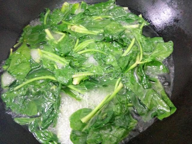 另烧开水，加少许油，少许盐，是菜色鲜艳，烫菠菜。变色即可。