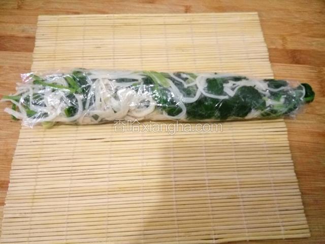 像卷寿司一样，卷起，入冰箱冷藏10分钟，定型。
