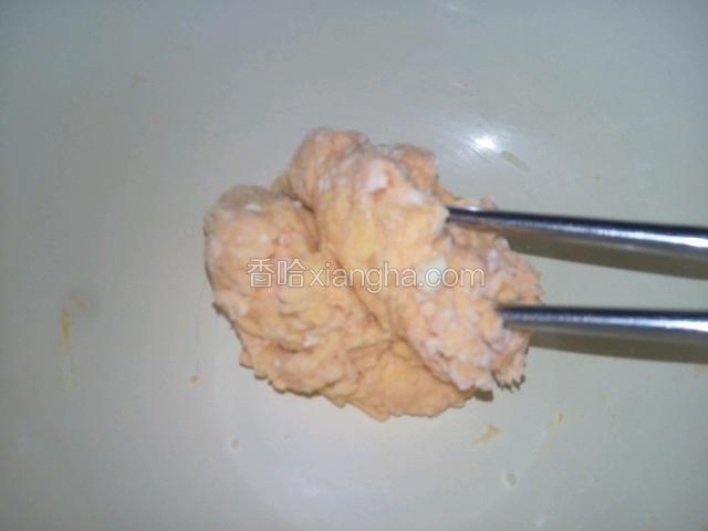 面团基本都粘在筷子上就不要在倒胡萝卜汁，用手和成光滑揉软的面团