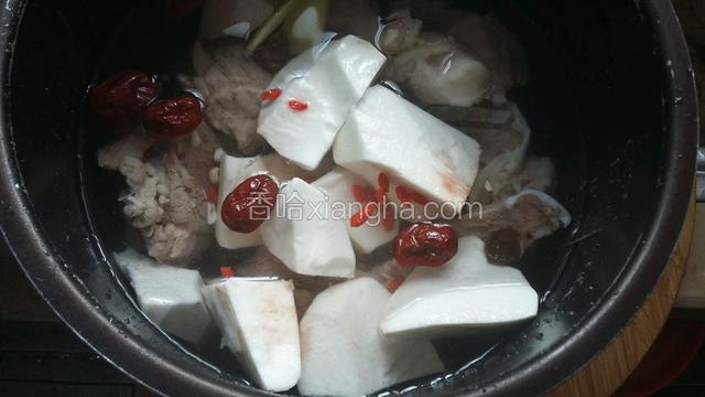把所有的材料放入锅中，加入适当的水！(以沒过食材为准)
