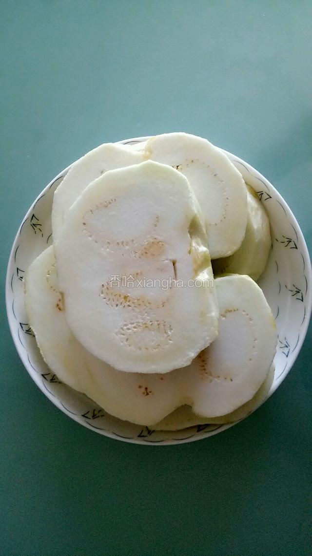 茄子去皮，切大片。