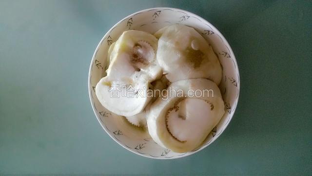 用蒸锅隔水把茄子蒸10分钟。