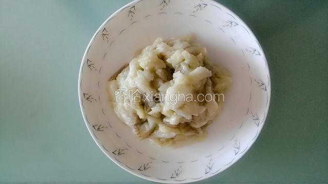 待茄子凉后，把水挤净。