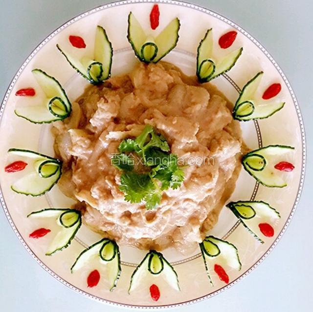 最后放点香菜，为了美观，装饰了一下盘子。