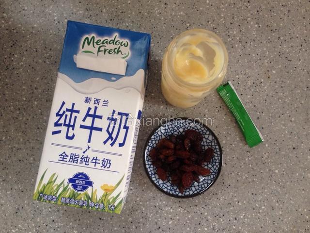 准备食材。牛奶选用全脂的比较好吃，炼乳市售的自制的都可以
