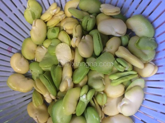 将蚕豆米洗净沥干