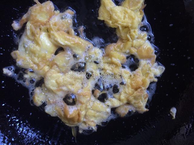 用铲子将鸡蛋打散，炒好装出
