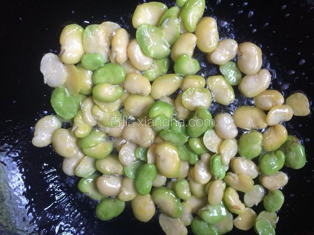 将蚕豆米炒倒入锅中，翻炒至酥脆即可