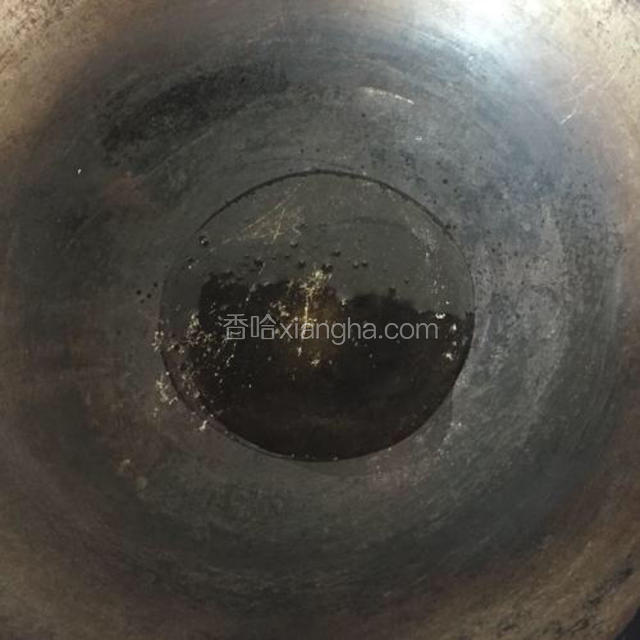 锅清洗干净，倒入油