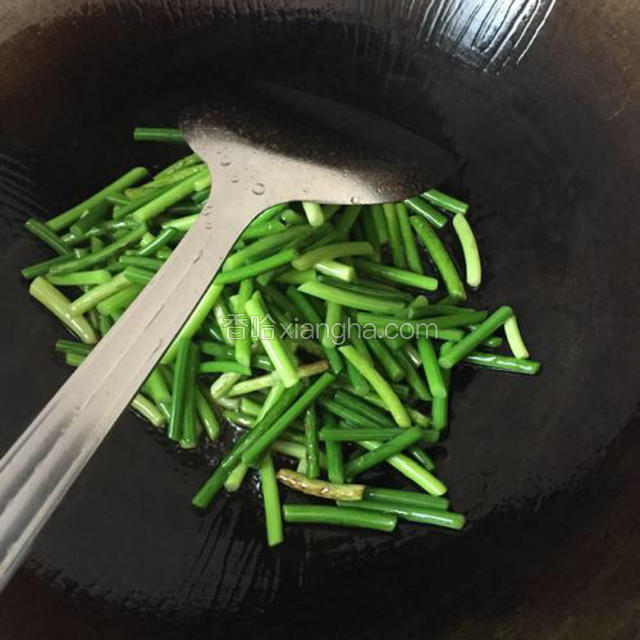 等油七成热，倒入蒜苔翻炒
