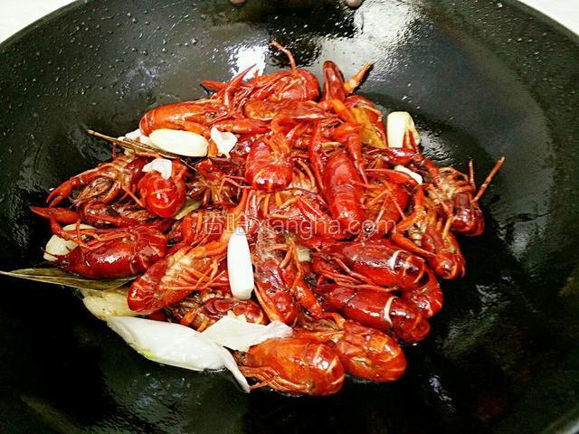 倒入小龙虾翻炒1分钟。