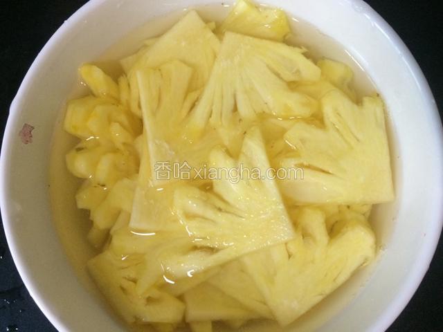 将切好的菠萝片用淡盐水浸泡30分钟左右，然后捞出沥干