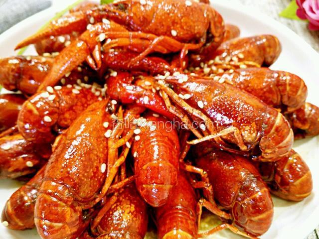 码入盘、淋上汁、撒少许熟白芝麻。
