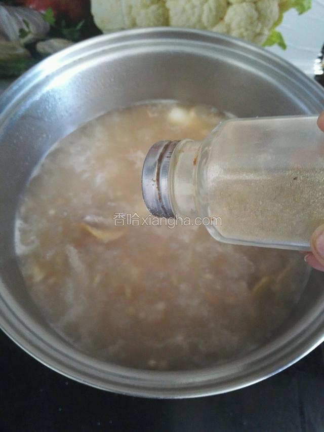 撒入适量白胡椒粉