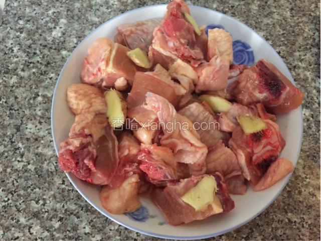 鸡腿中加入料酒，盐，姜腌制二十分钟到半小时根据鸡腿大小块决定
