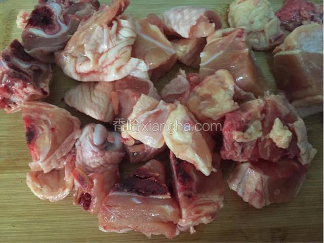 大鸡腿一只洗净剁小块
