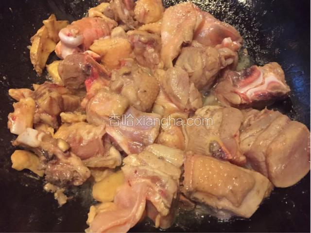 热锅冷油，油热加入鸡腿翻炒变色
