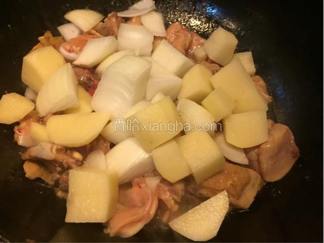 加入洋葱和土豆块
