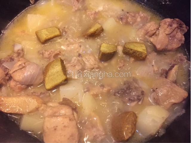 加入没过食材的清水大火烧开转小火炖煮二十分钟，至土豆软烂
加入咖喱块转小火搅拌至咖喱融化汤汁浓稠即可