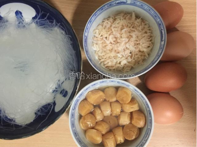 干贝需要提前一天泡水至回软，没有干贝可以不放，放的话可以起到给馅料的味道提鲜作用。虾皮洗净控水，粉丝用凉水泡软，鸡蛋打散后备用。