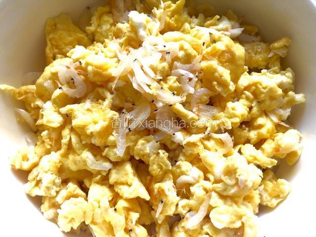 鸡蛋基本炒好的时候把洗净的虾皮也放入锅内和鸡蛋一起翻炒一下，炒过的虾皮可以去腥味儿，而且可以烘干一下洗虾皮残留的水分。