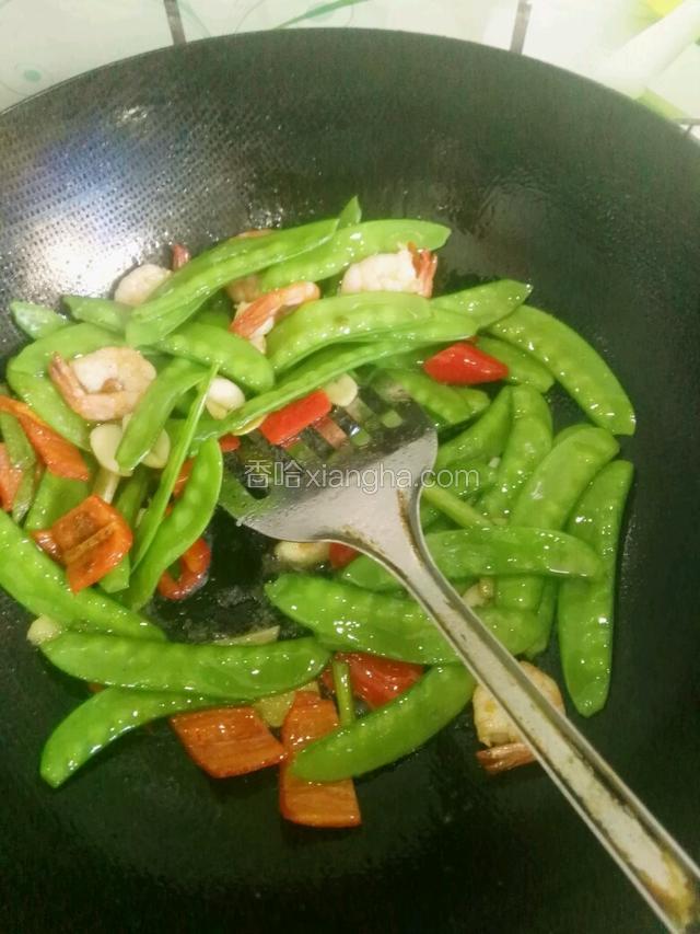 下入荷兰豆和虾 加入调料 盐 五香粉 