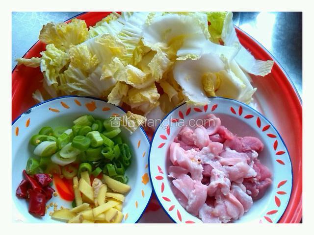 白菜切块，姜葱切片、辣角分2半、猪肉切薄片