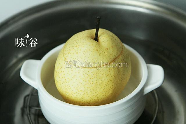 将雪梨放入碗中，加冰糖、水，隔水蒸30分钟即可。
