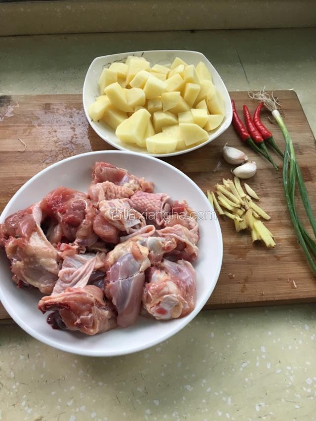 准备好切好的鸡块和土豆，鸡腿肉我是叫卖鸡腿的老板切的