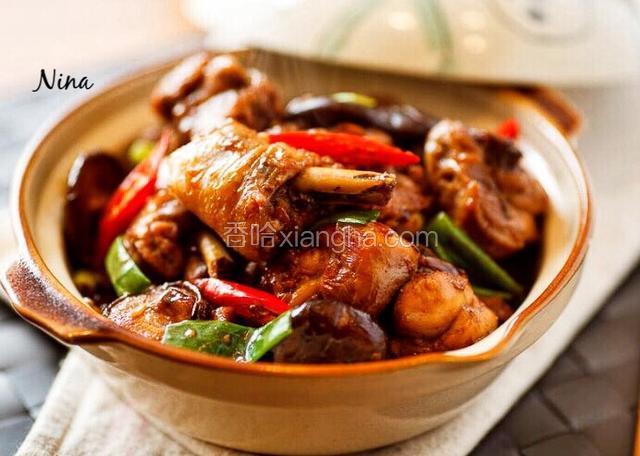 摆盘享用美味的香菇滑鸡吧！
Bon appetite.