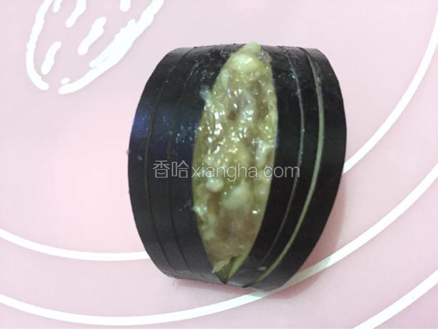 猪肉陷加入白菜，油，盐，胡椒粉，生抽，葱花，香油搅拌均匀顺时针搅拌均匀，在茄子片之间加入肉馅，两端少中较多
