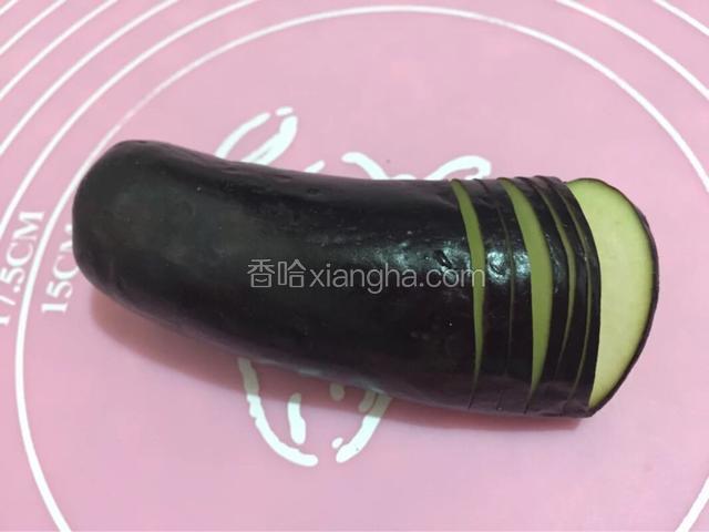 长茄子1-2条洗净竖着对半切开，取其中一段切成底部相连的片状，六个一组
