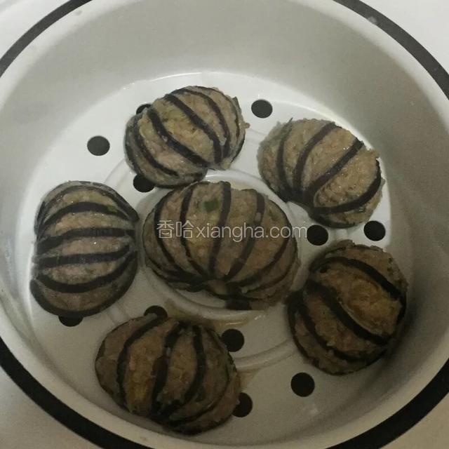 所有的都做好了，冷水上锅蒸15-20分钟
蒸好的茄子摆盘备用。
