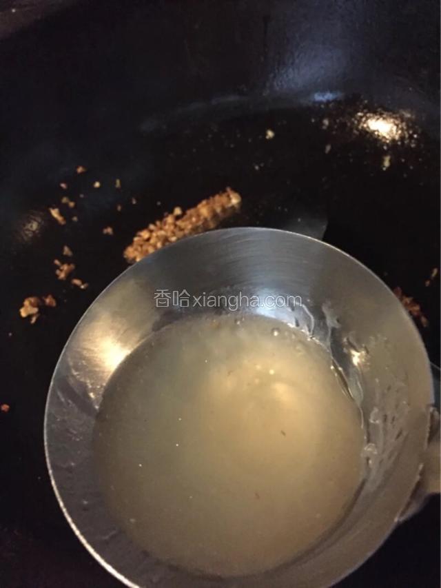 锅中热油，油热加入蒜末煸炒至金黄，加入适量生抽，少许盐，适量骨头汤调成汁
